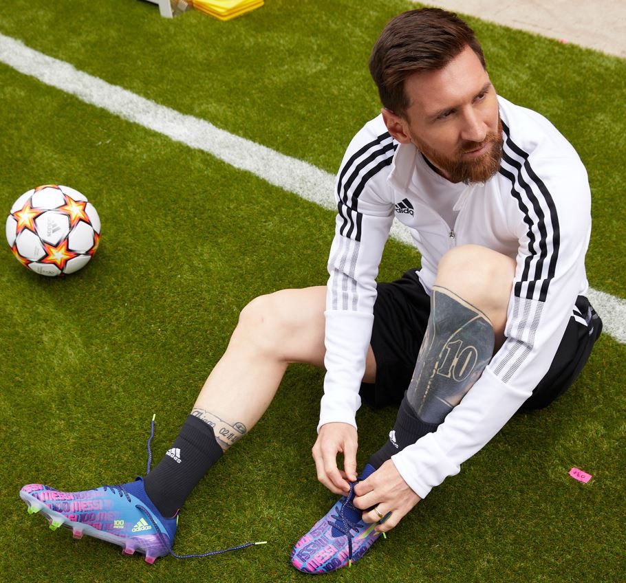 This is the first Messi signature boots since he left Barça, inspired by the video game FIFA 22.